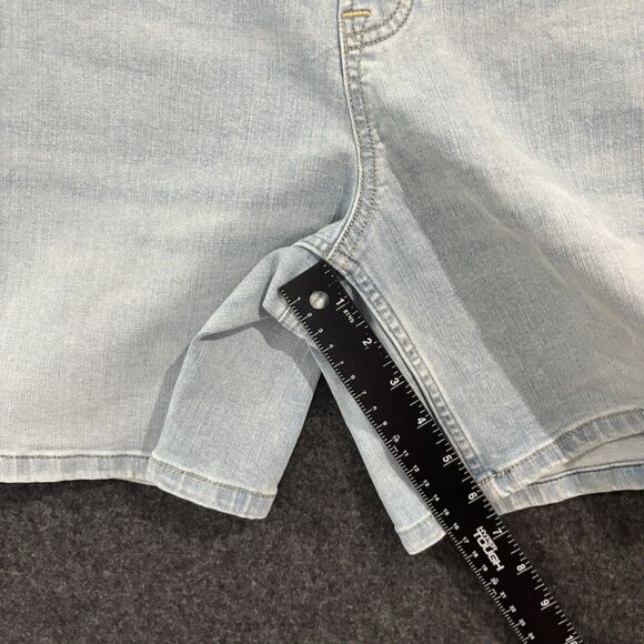 Spanx Pull On Denim Short Women's Small Blue Turner Wash 7" Inseam NWT - Picture 4 of 10